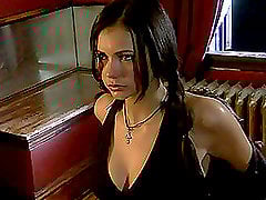 Мастурбаторлардың секс-машиналары Үстелдің астына қарап тұрған фото