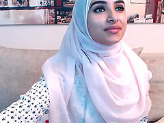 Amateur beautiful big ass arab teen camgirl posing in front of the webcam